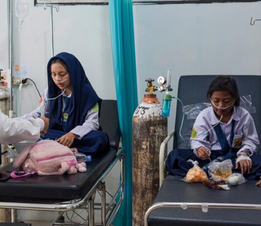 Mengapa Siswa Indonesia Keracunan Makanan di Sekolah – DW – 06/10/2025