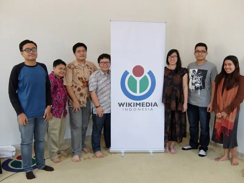 Members of Wikipedia Indonesia meet up for a workshop.